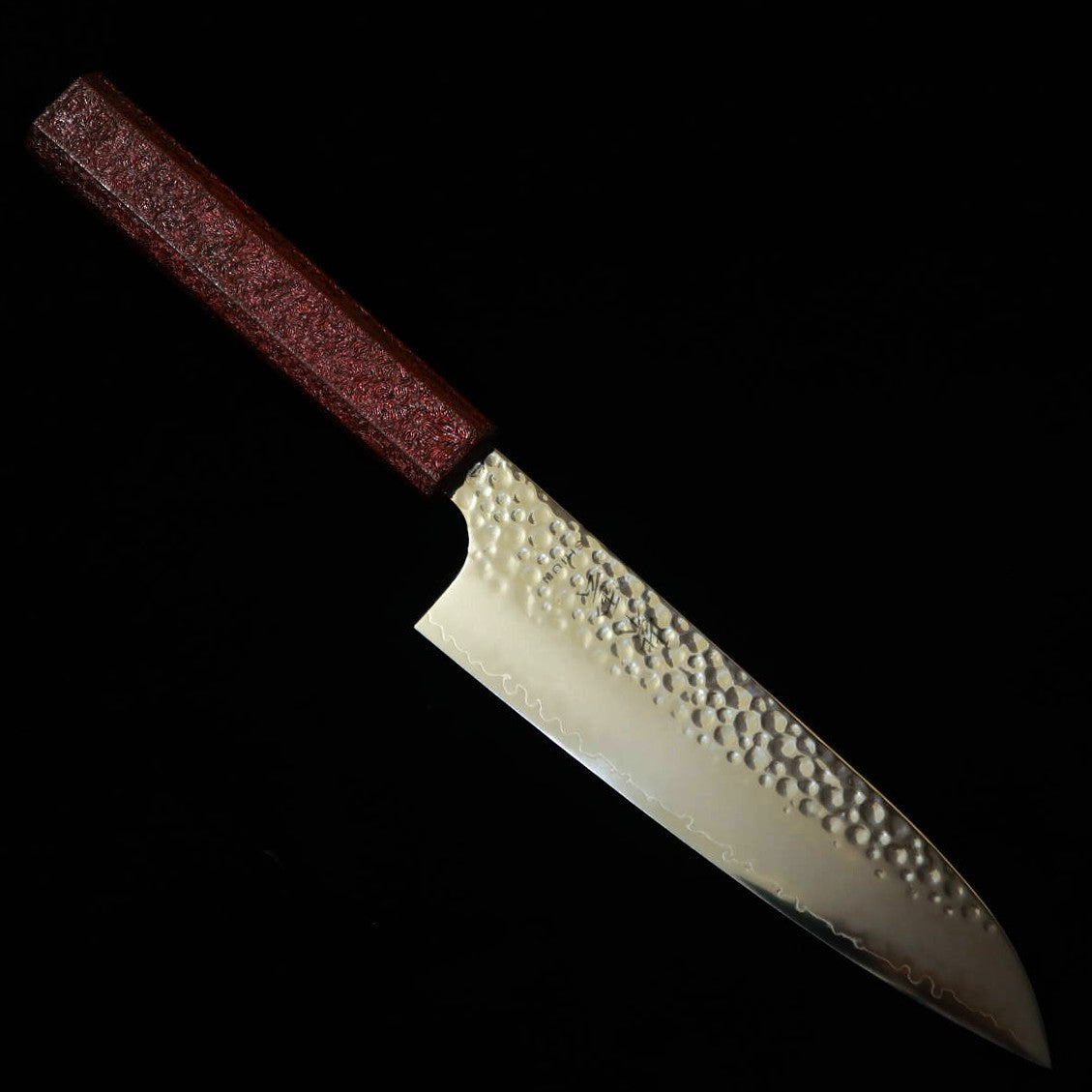 Santoku SEKI KANETSUGU Shiun, VG-10 acabado martillado, mango octogonal de roble lacado con diseño rojo (170 mm)