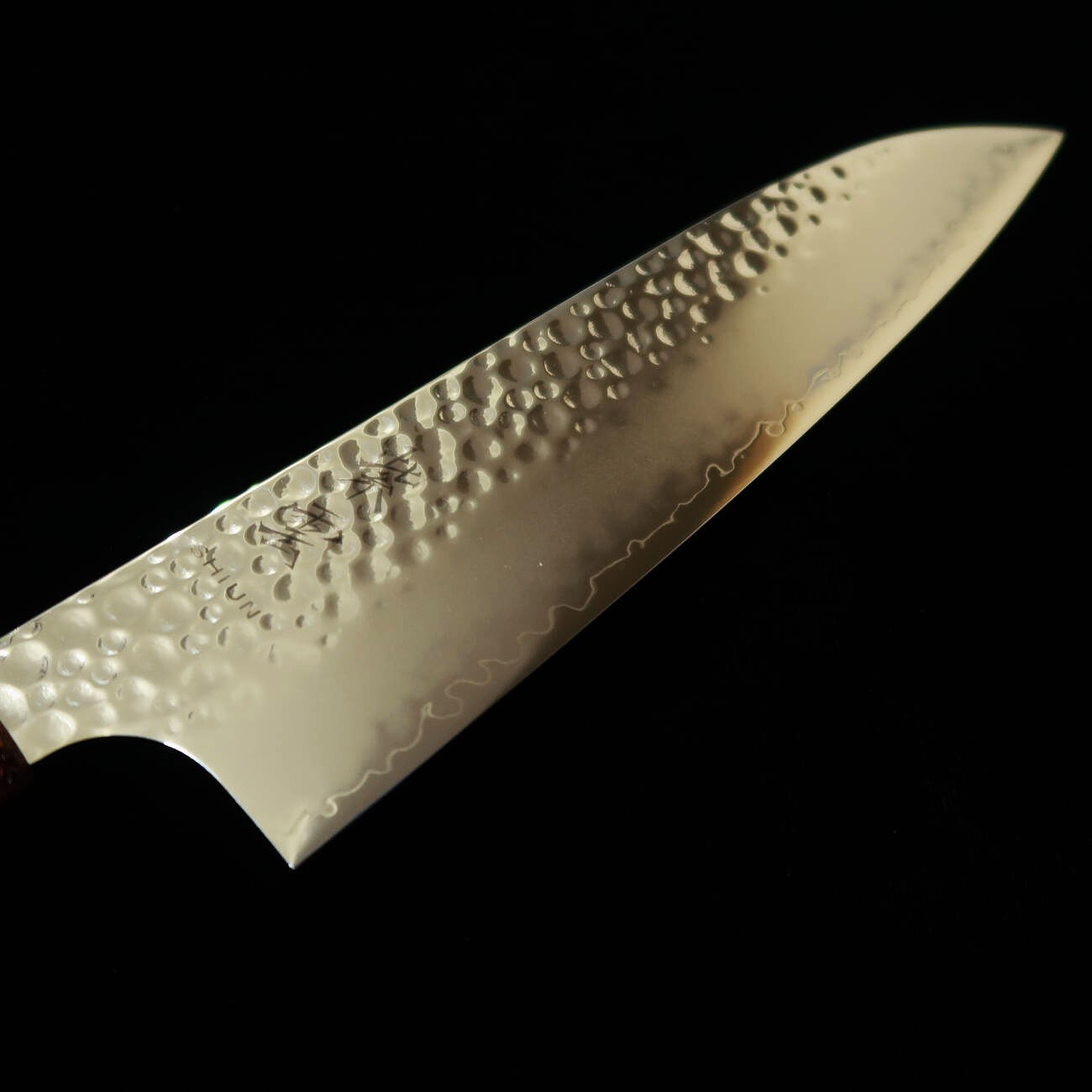 Santoku SEKI KANETSUGU Shiun, VG-10 acabado martillado, mango octogonal de roble lacado con diseño rojo (170 mm)