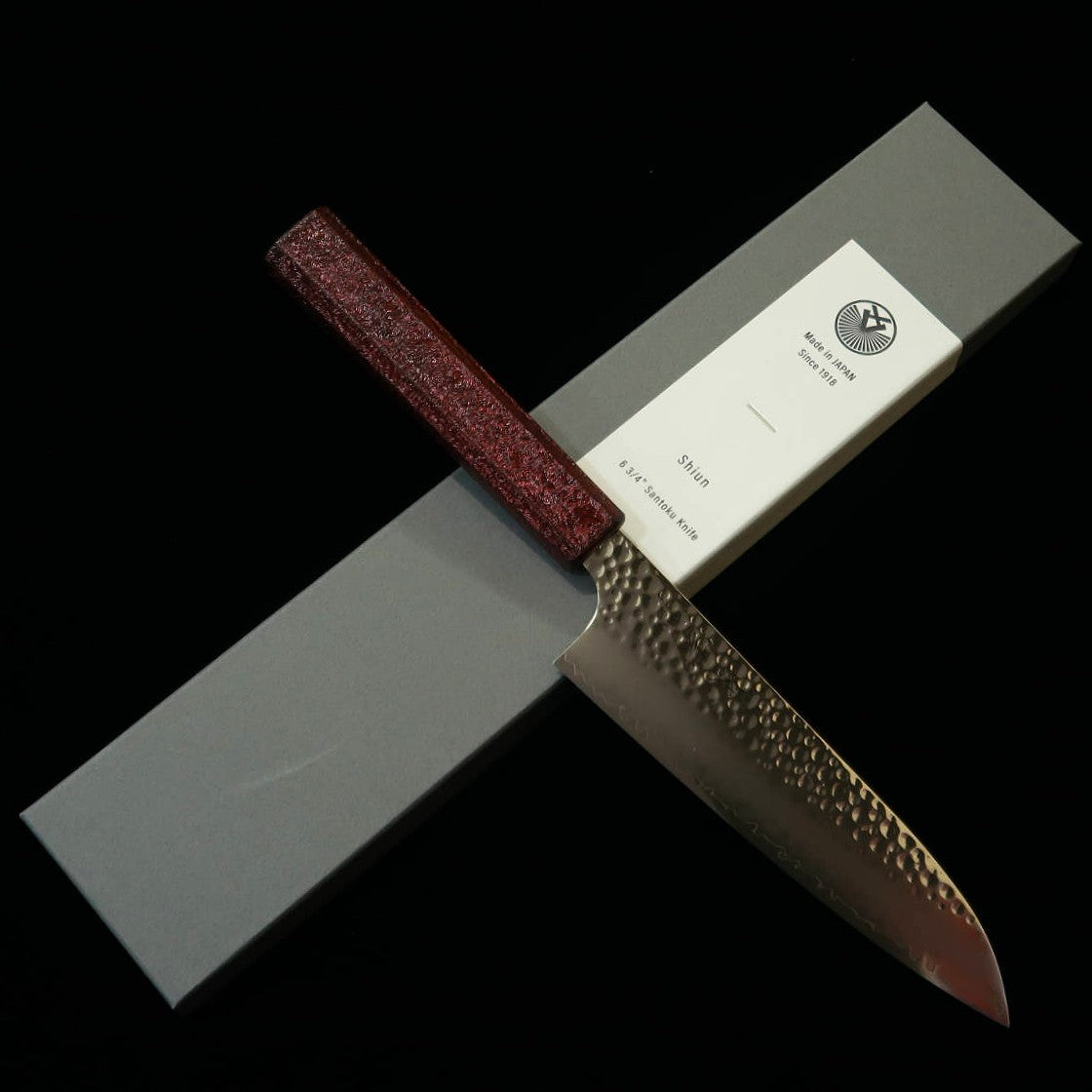 SEKIKANETSUGU Seki Kanetsugu – SHIUN Shiun, santoku VG10, martelé, manche octogonal en chêne laqué rouge « Monaka » (170 mm)