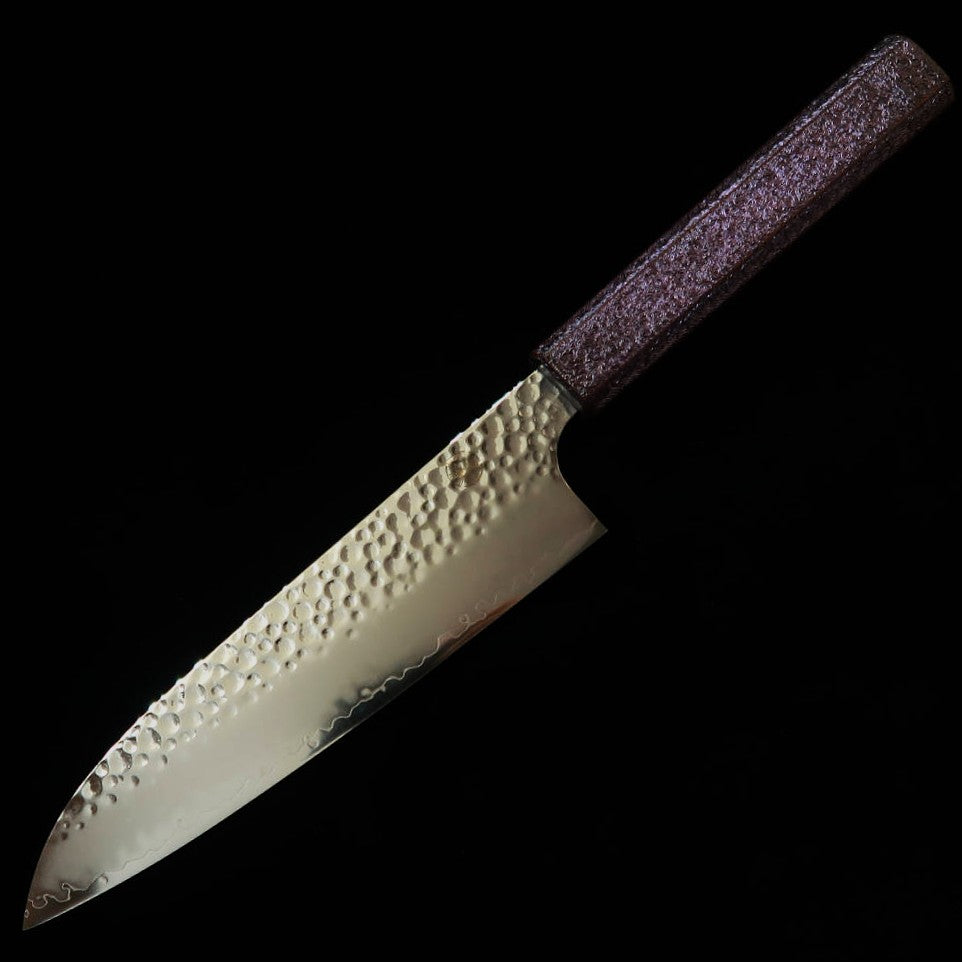 SEKIKANETSUGU Shiun Santoku VG10, martelé, manche octogonal en chêne laqué violet “Monmurasaki” (170 mm)