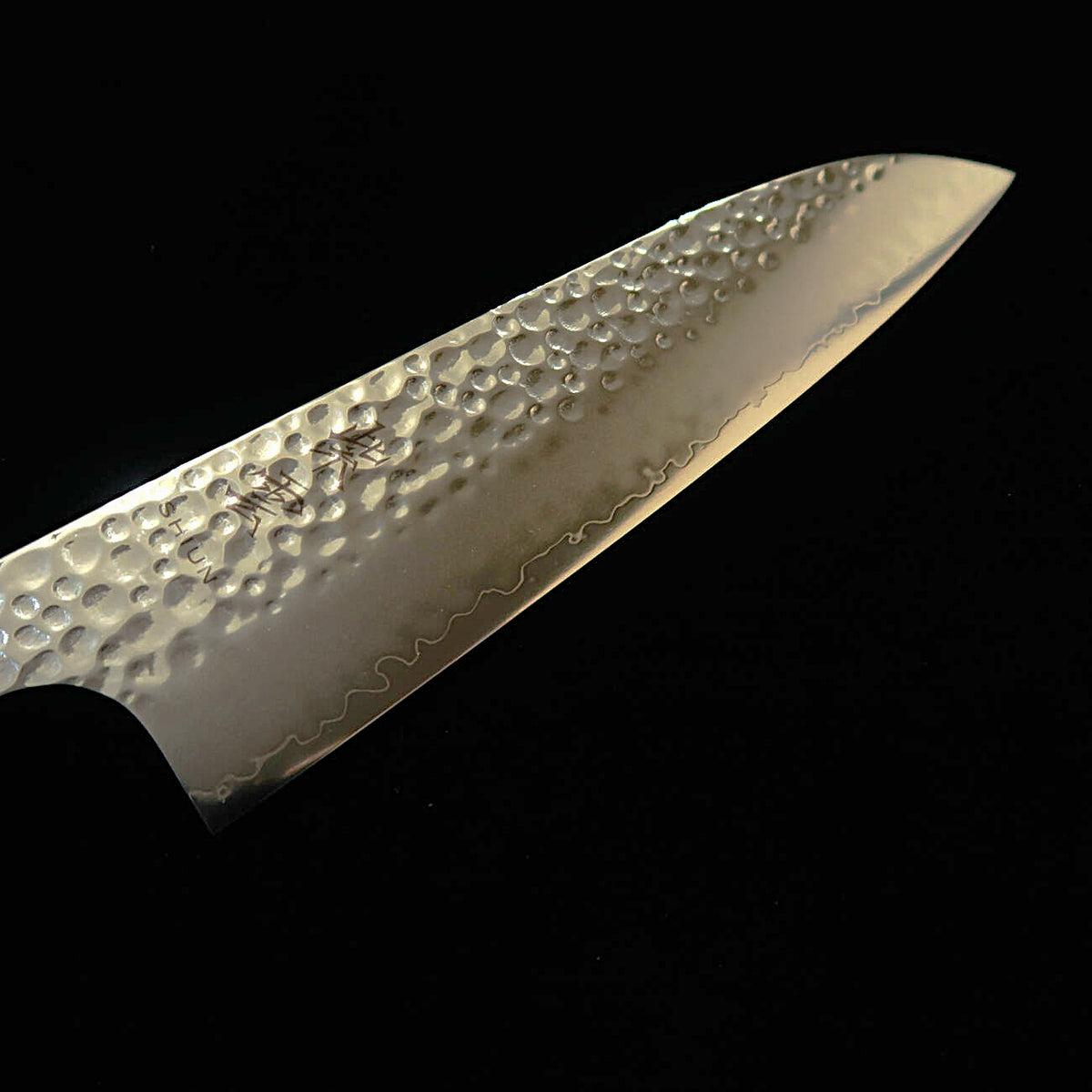SEKIKANETSUGU Shiun Santoku VG10, martelé, manche octogonal en chêne laqué violet “Monmurasaki” (170 mm)