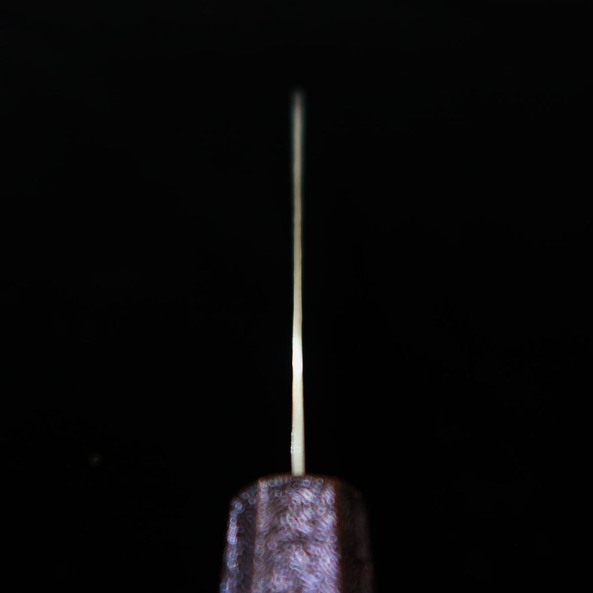SEKIKANETSUGU Shiun Santoku VG10, martelé, manche octogonal en chêne laqué violet “Monmurasaki” (170 mm)