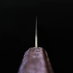 SEKIKANETSUGU Shiun Santoku VG10, martelé, manche octogonal en chêne laqué violet “Monmurasaki” (170 mm)