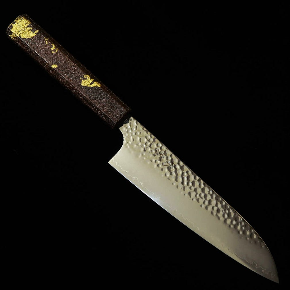 Couteau Santoku Sekikanetsugu Shiun, VG10 Tsuchime (martelé), avec motif en feuille de cuivre doré laqué (vernis Urushi), manche octogonal en chêne (170 mm)