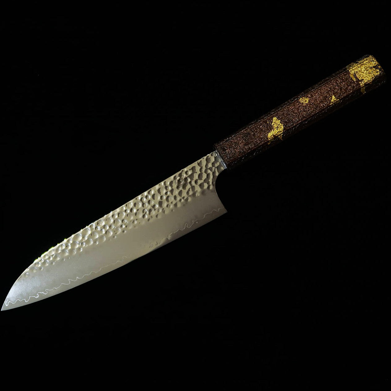 Couteau Santoku Sekikanetsugu Shiun, VG10 Tsuchime (martelé), avec motif en feuille de cuivre doré laqué (vernis Urushi), manche octogonal en chêne (170 mm)
