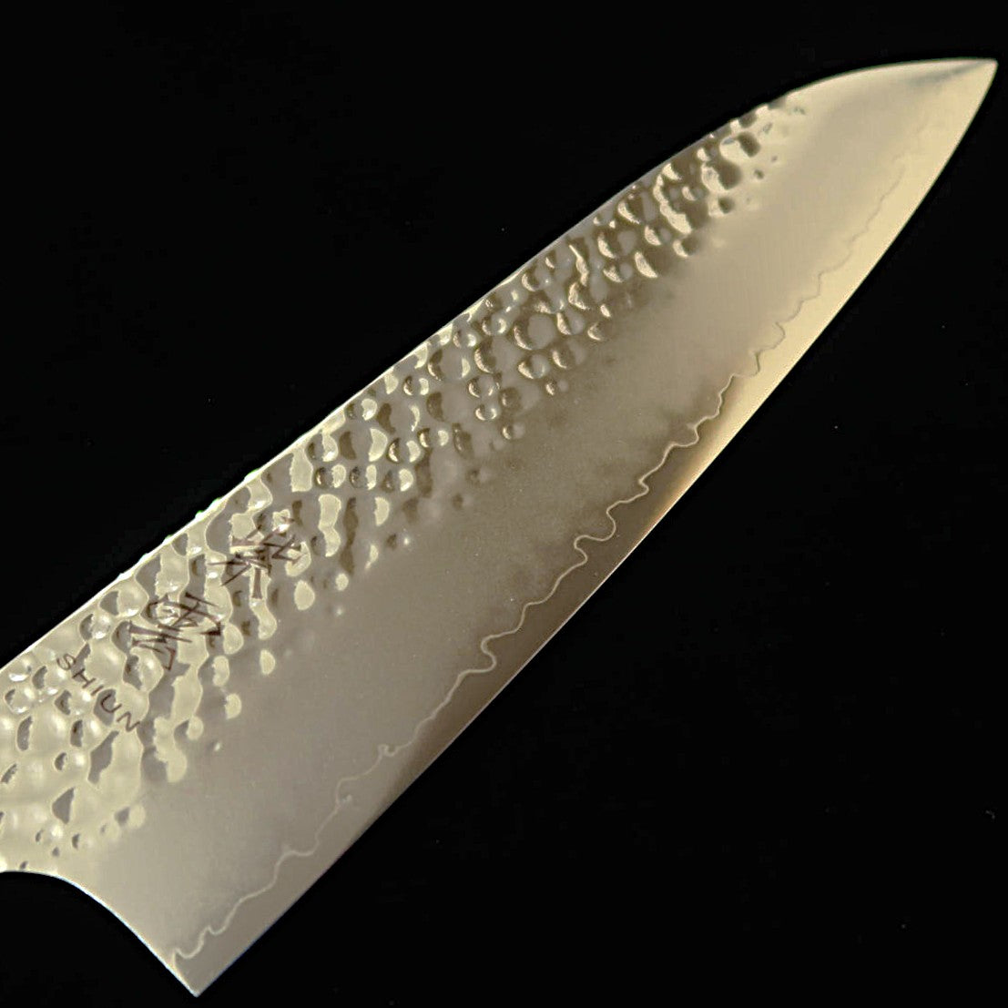 SEKIKANETSUGU Shiun, santoku VG10, martelé, motif feuille d’or en cuivre, manche octogonal en chêne laqué (170 mm)
