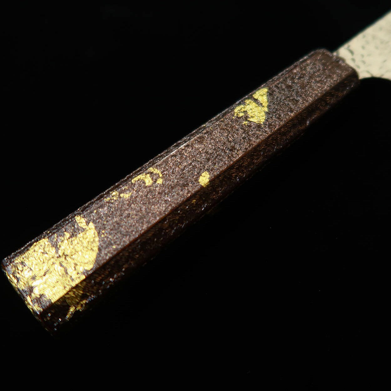 Couteau Santoku Sekikanetsugu Shiun, VG10 Tsuchime (martelé), avec motif en feuille de cuivre doré laqué (vernis Urushi), manche octogonal en chêne (170 mm)