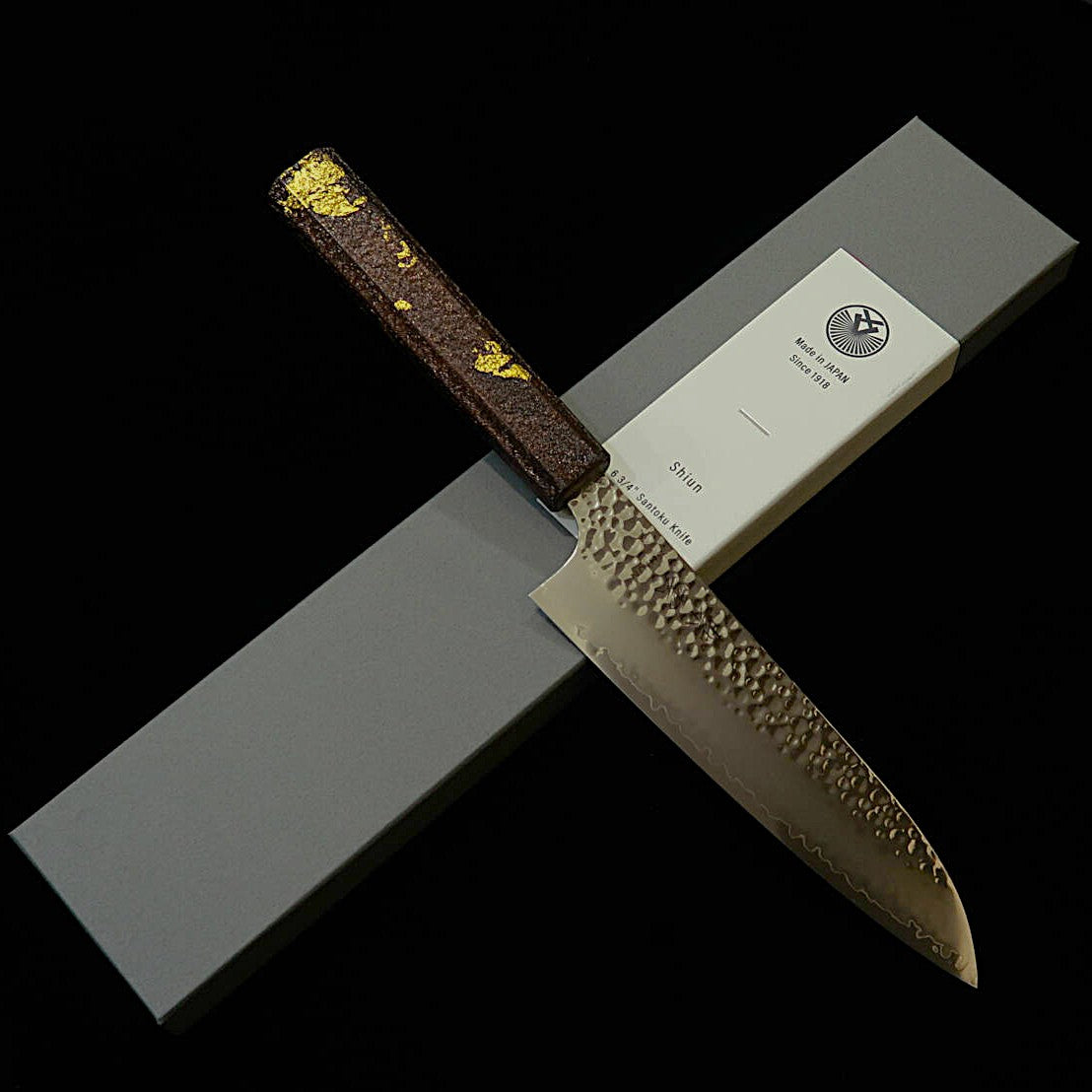 SEKIKANETSUGU Shiun, santoku VG10, martelé, motif feuille d’or en cuivre, manche octogonal en chêne laqué (170 mm)