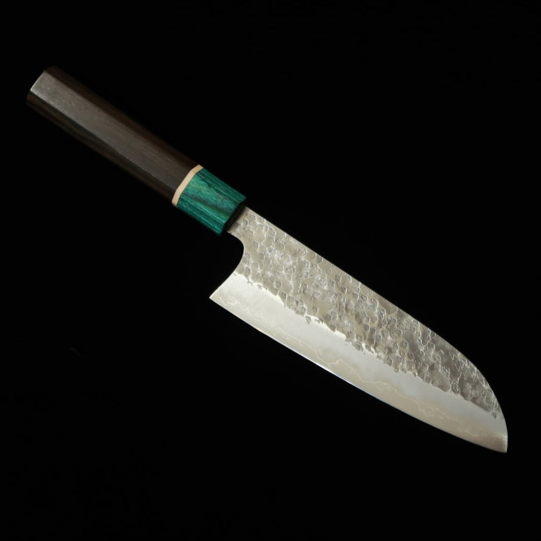 STYLE-K Makoto Kurosaki, santoku “Samidorizuki” (Luna Verde), SGSTRIX, martillado, mango octogonal de ébano (165 mm)