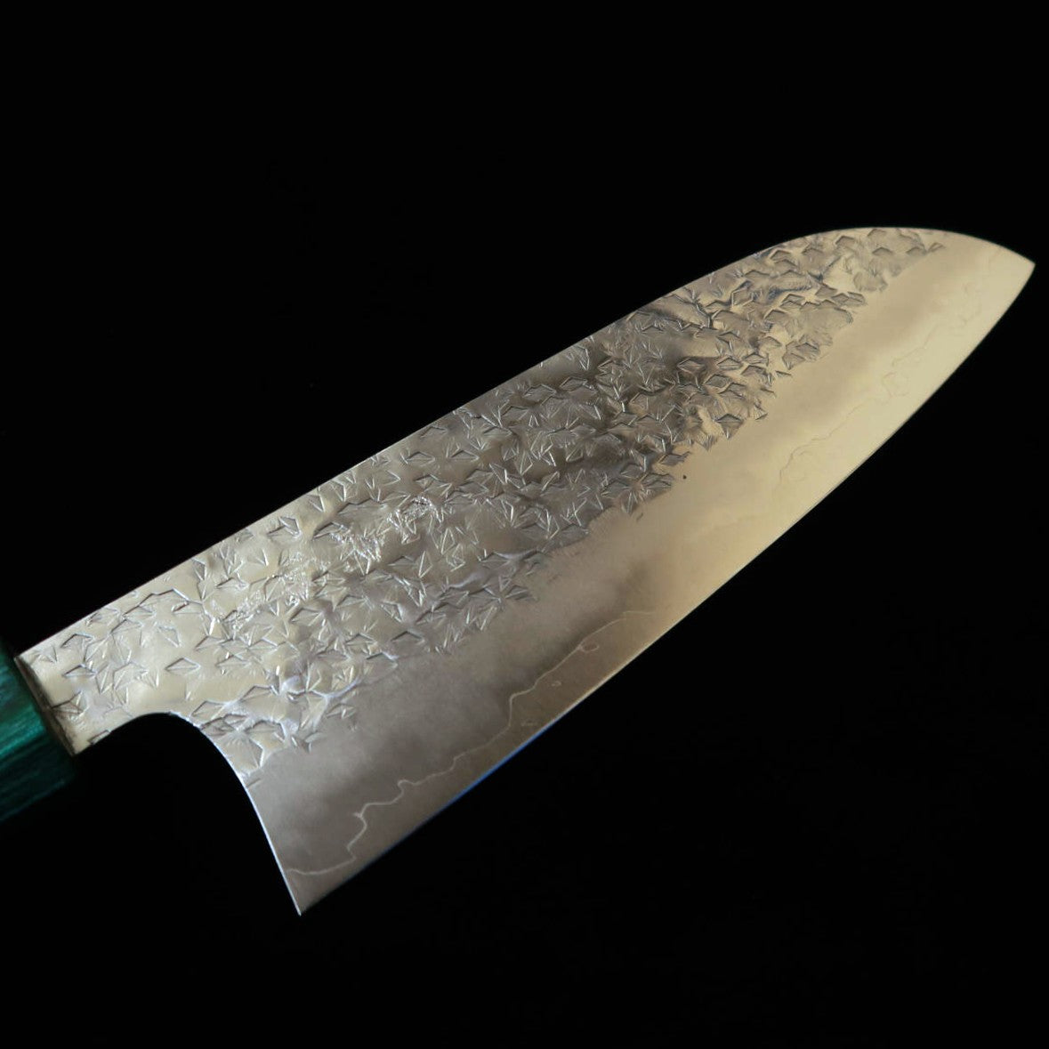 Couteau Santoku Makoto Kurosaki Midorizuki SGSTRIX Tsuchime (martelé) avec manche octogonal en ébène, par STYLE-K (165 mm)