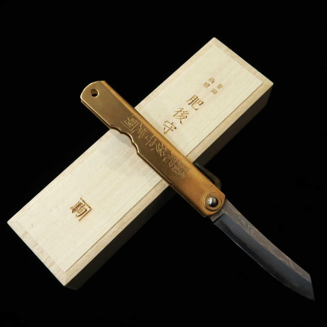 HIGONOKAMI Higonokami – Couteau pliant à lame multicouche, manche en laiton, grand modèle, en boîte en paulownia