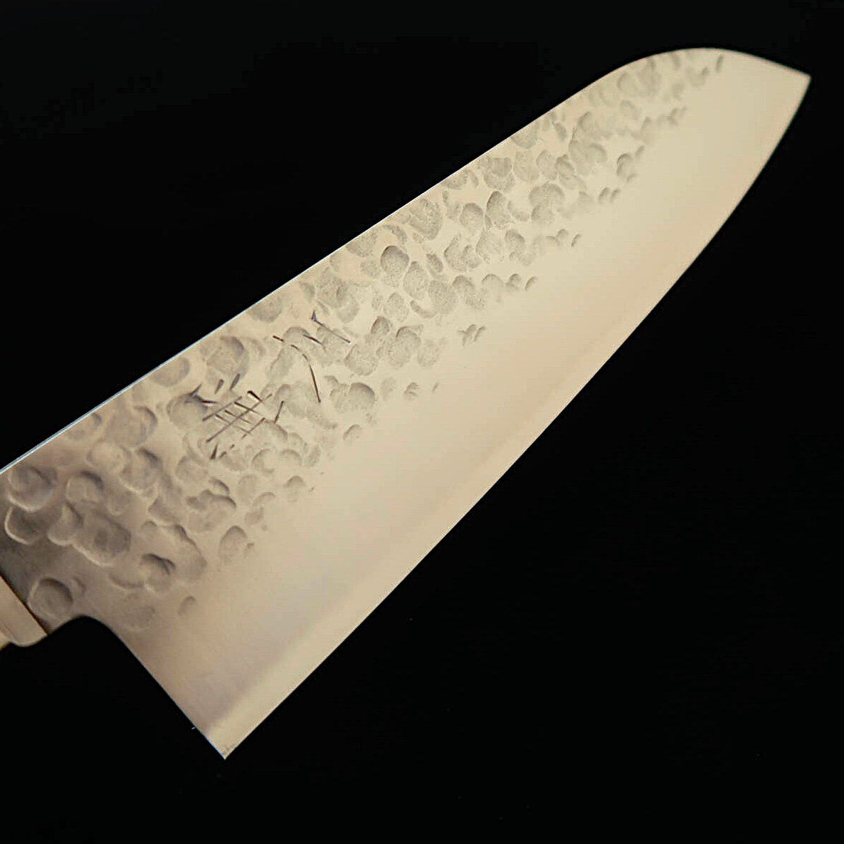 MIURA santoku VG10, martelé, manche en contreplaqué noir (170 mm)