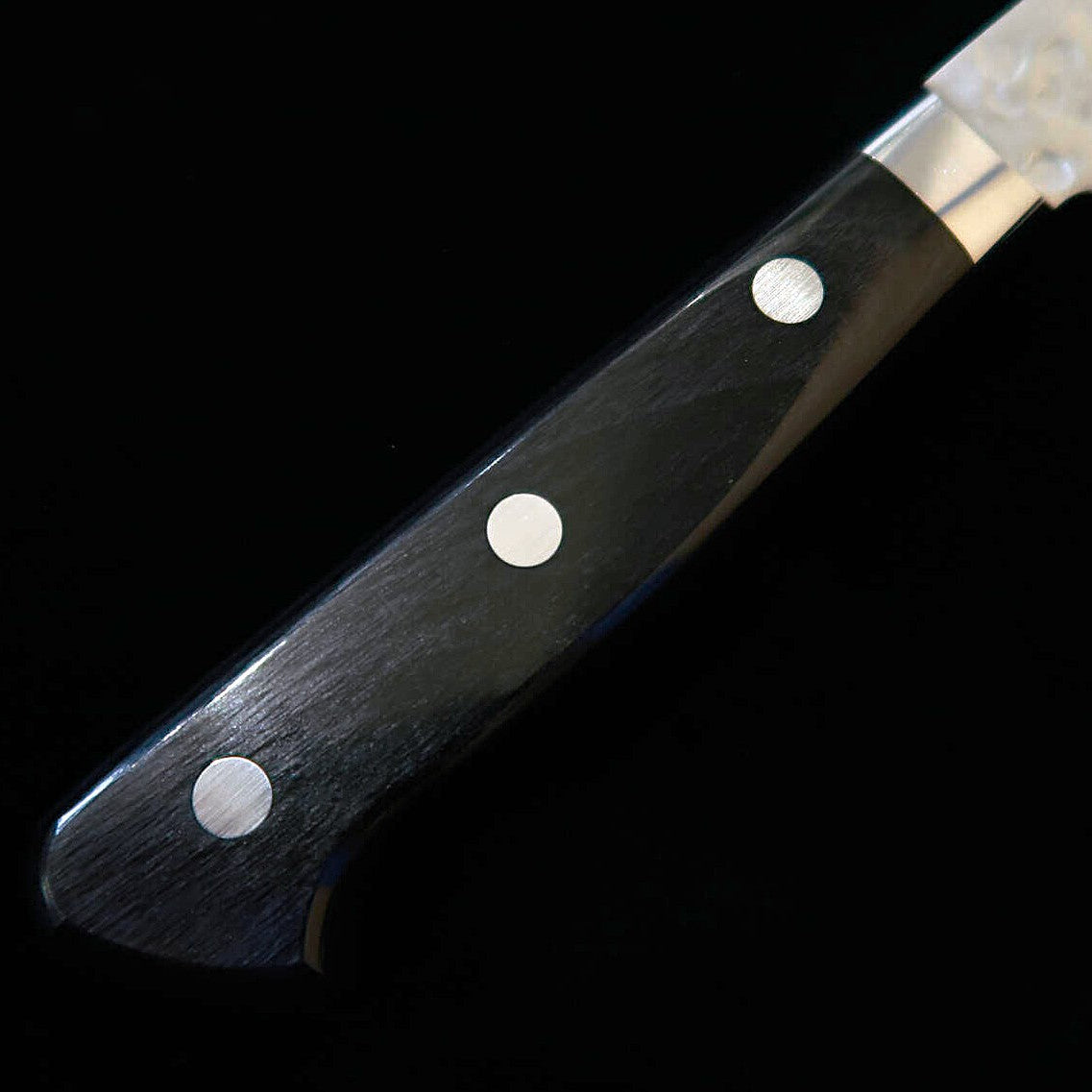 MIURA santoku VG10, martelé, manche en contreplaqué noir (170 mm)