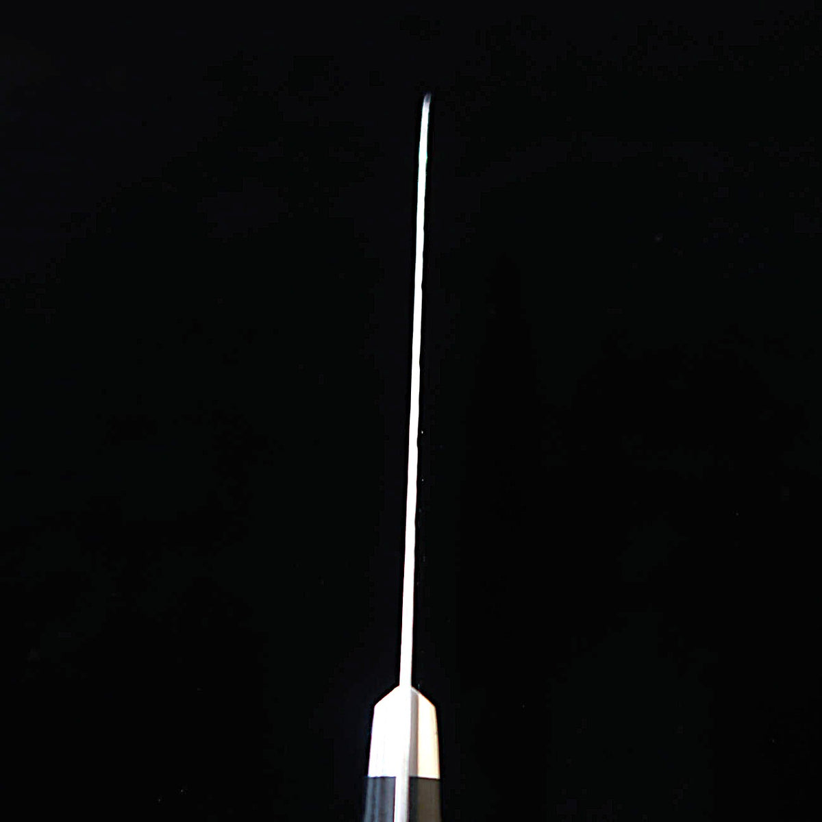 MIURA santoku VG10, martelé, manche en contreplaqué noir (170 mm)