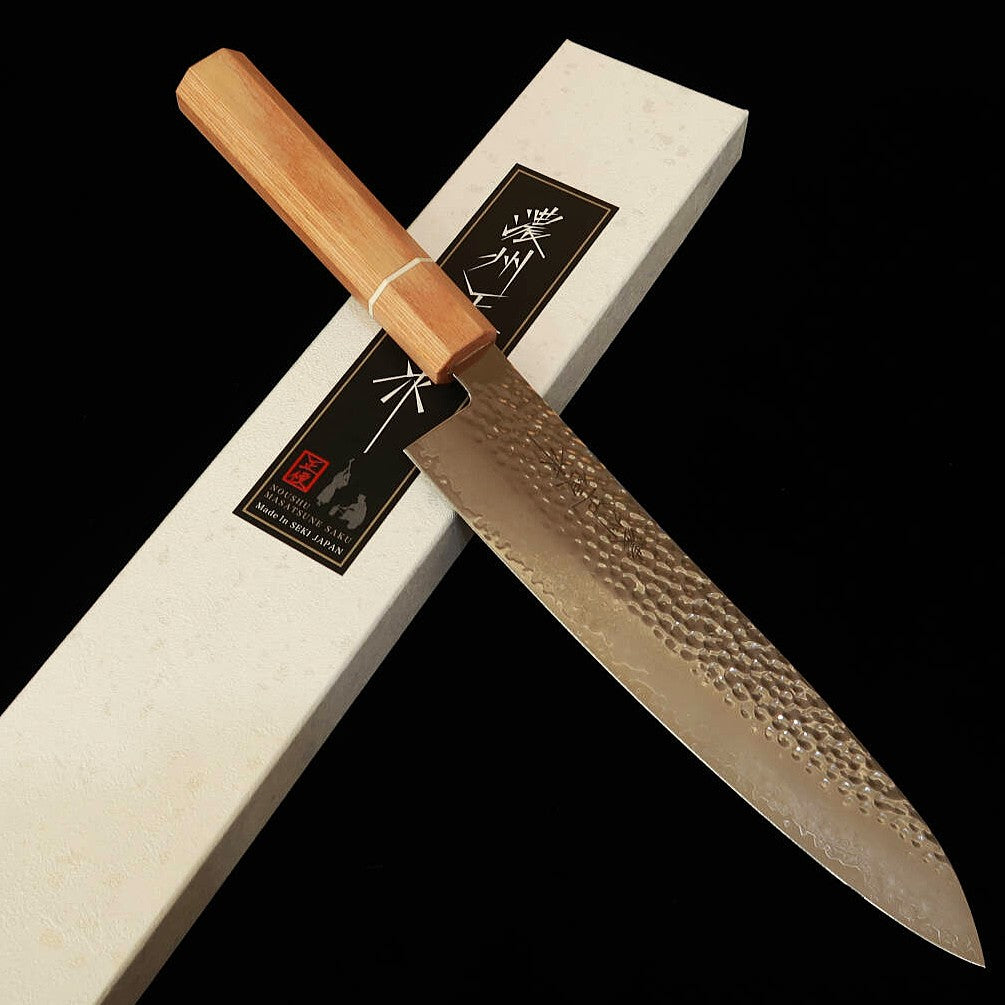 V.ROAD Nosyu Masatsune, gyuto VG10, martillado, damasco de 33 capas, mango laminado reforzado blanco × blanco (210 mm)