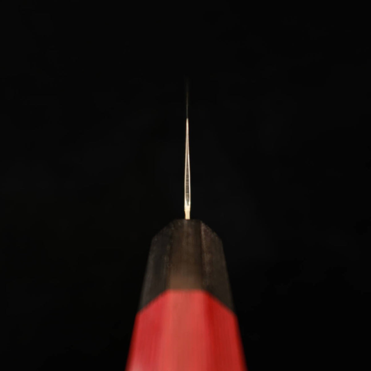 V.ROAD Nosyu Masatsune, gyuto VG10, acabado martillado, damasco de 33 capas, mango de laminado reforzado rojo × negro (210 mm)