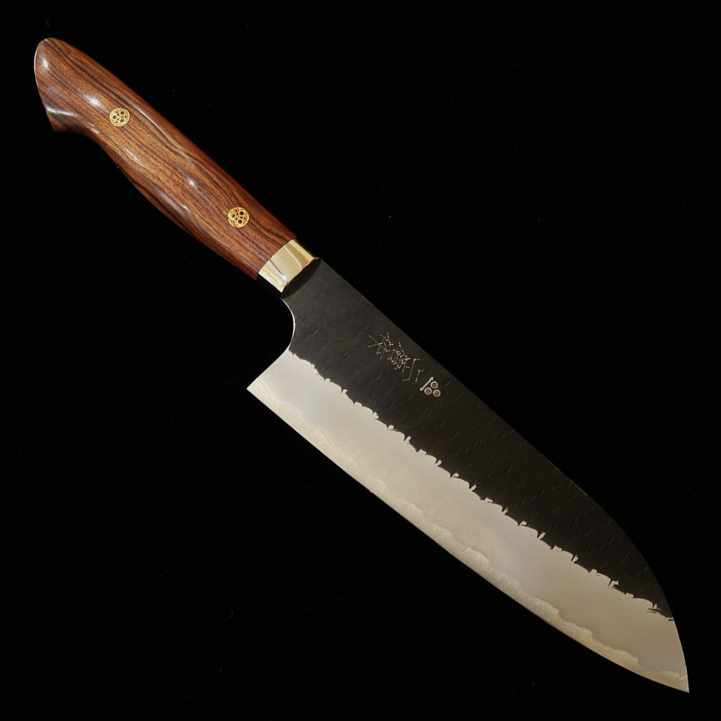 Nigara Hamono Tannrenjo NIGARA – Santoku SG2 finition kuro‑uchi, martelé, manche en ironwood (180 mm)