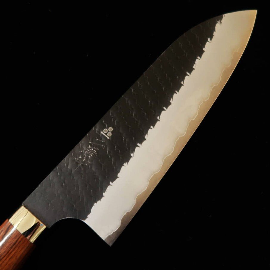 Nigara Forging Works, santoku SG2, acabado negro, martillado, mango de ironwood (180 mm)