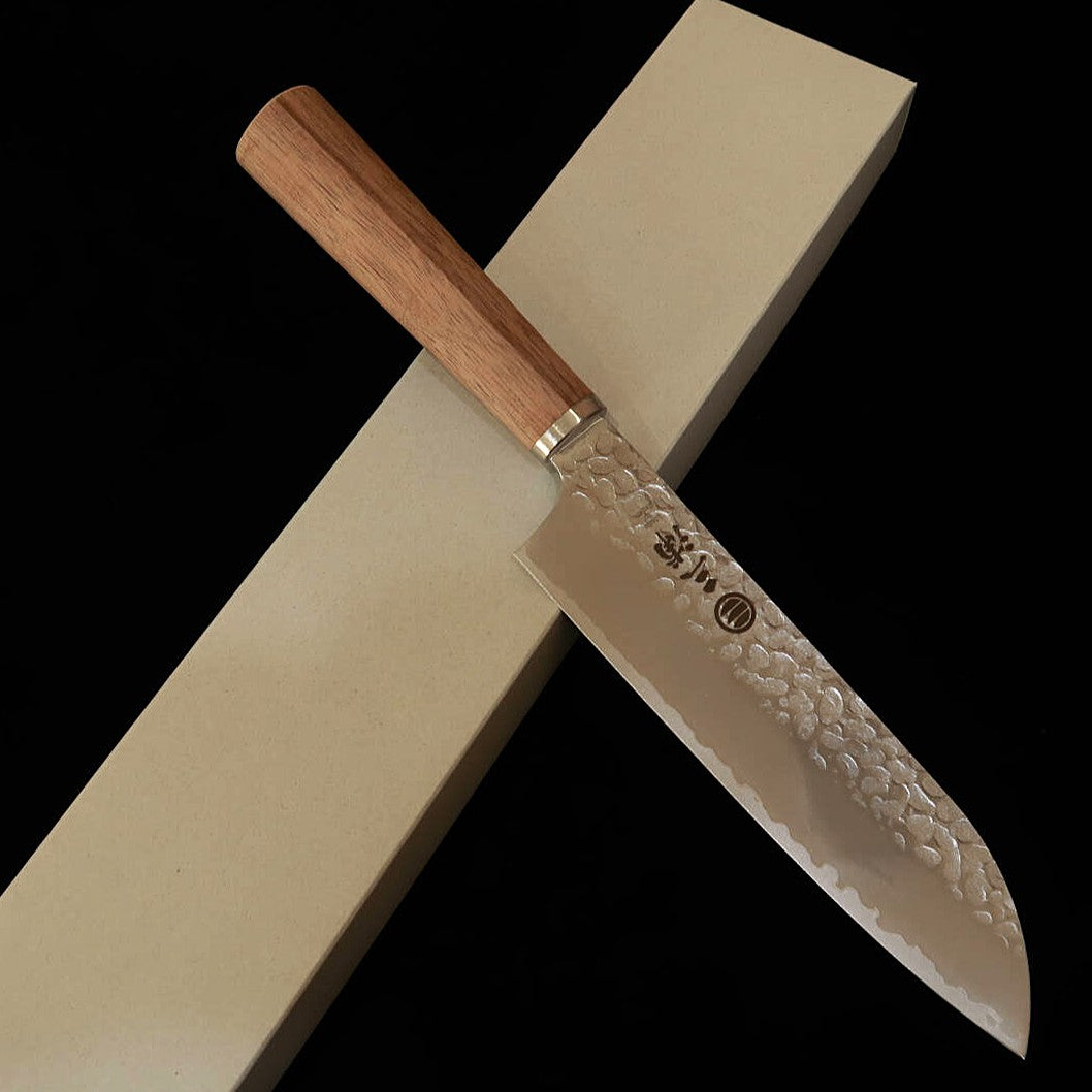 MIURA santoku VG10 martillado, mango de nogal (165 mm)