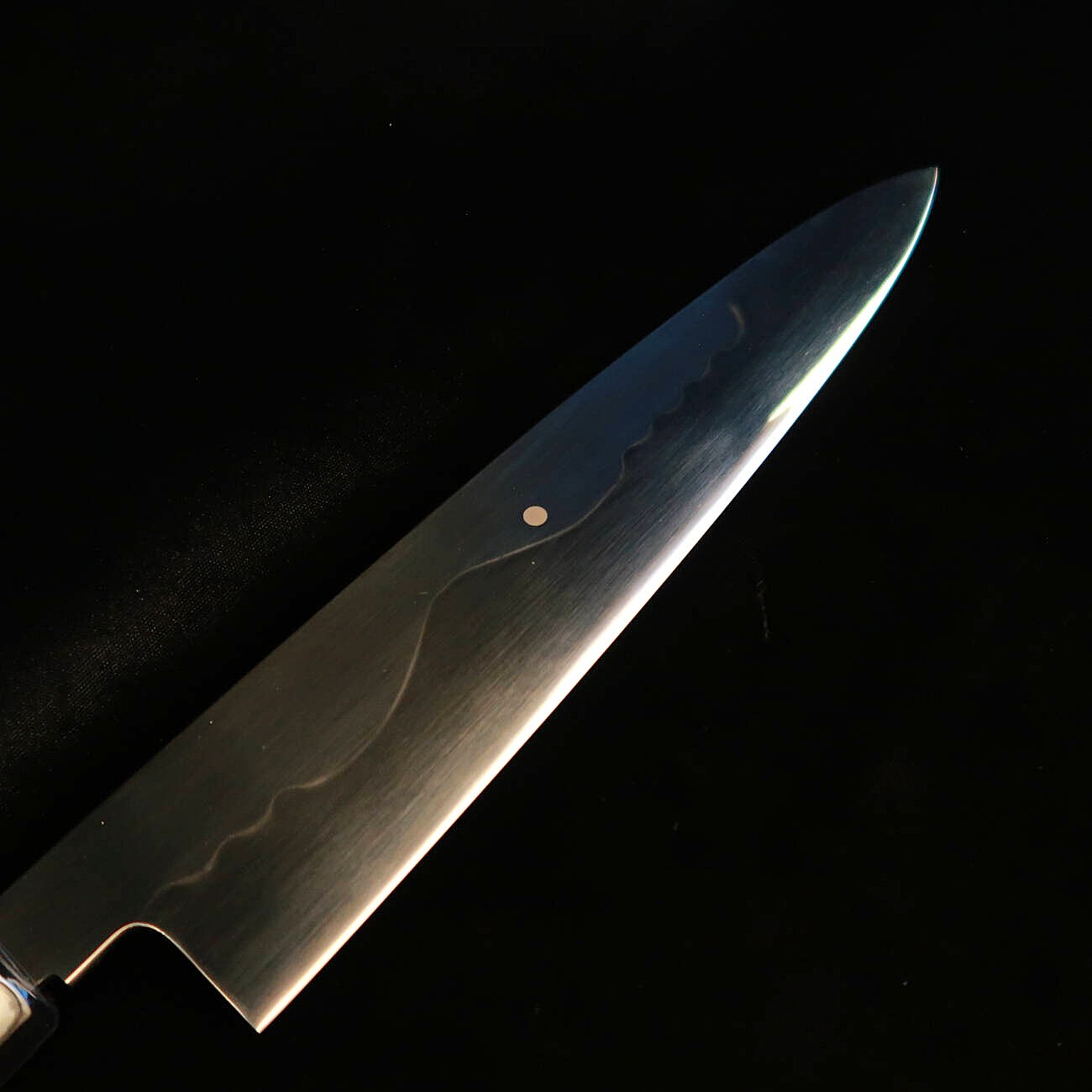 Gyuto Fuji Honyaki SUISIN  Ikeda Miwa Shirogami No. 3 Cabo customizado em ébano Bainha laqueada Caixa em madeira (270mm)