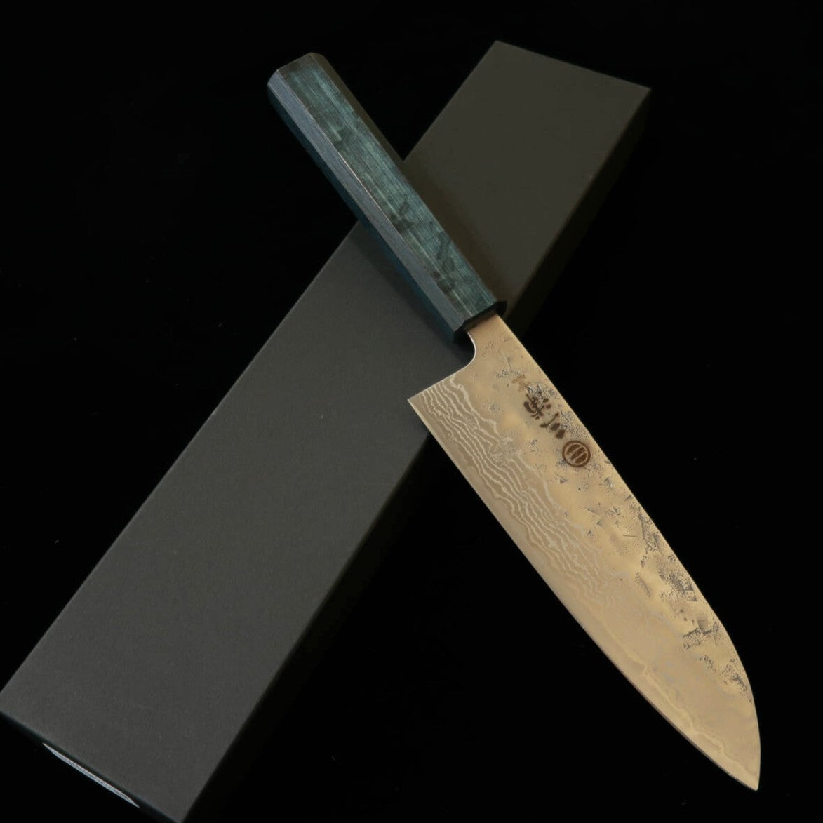 MIURA santoku aço sueco, acabamento nashiji, damasco, cabo octogonal índigo (165 mm)