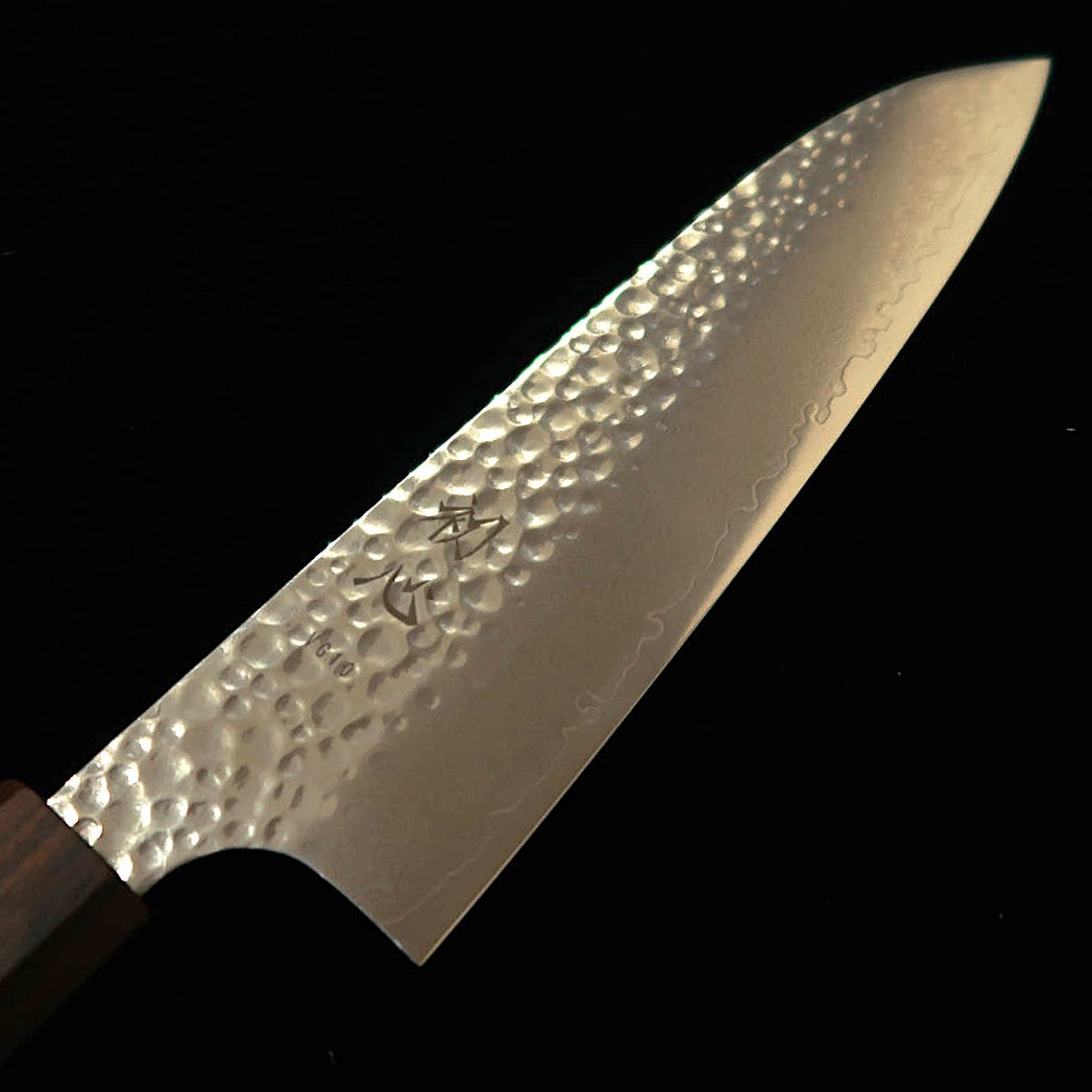 Hatsukokoro HATSUKOKORO Taka Santoku VG10, martelada, Damasco, cabo integral em ébano (170 mm)