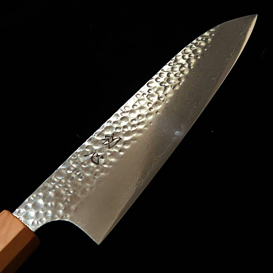 HATSUKOKORO Hatsukokoro – Taka, Santoku VG10, damas martelé, manche monobloc en olivier (170 mm)