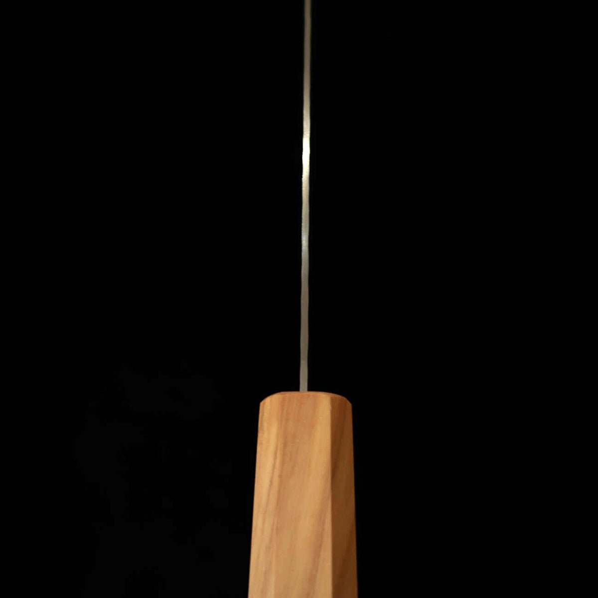 HATSUKOKORO Hatsukokoro – Taka, Santoku VG10, damas martelé, manche monobloc en olivier (170 mm)