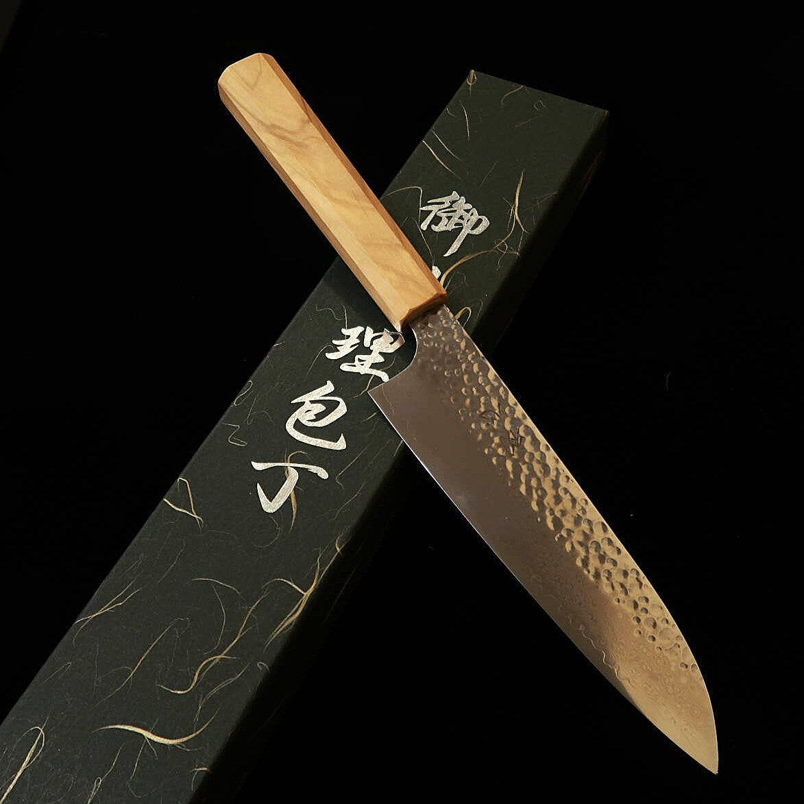 HATSUKOKORO Hatsukokoro – Taka, Santoku VG10, damas martelé, manche monobloc en olivier (170 mm)