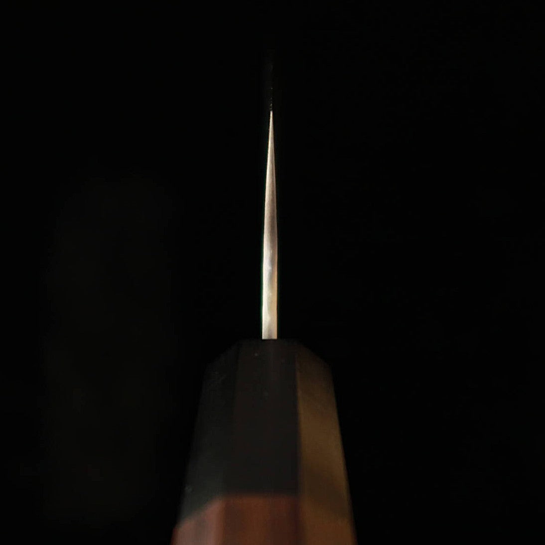 Faca Gyuto NIGARA VG XEOS forjada com lâmina de damasco martelado e cabo de pau-rosa (210/240mm)