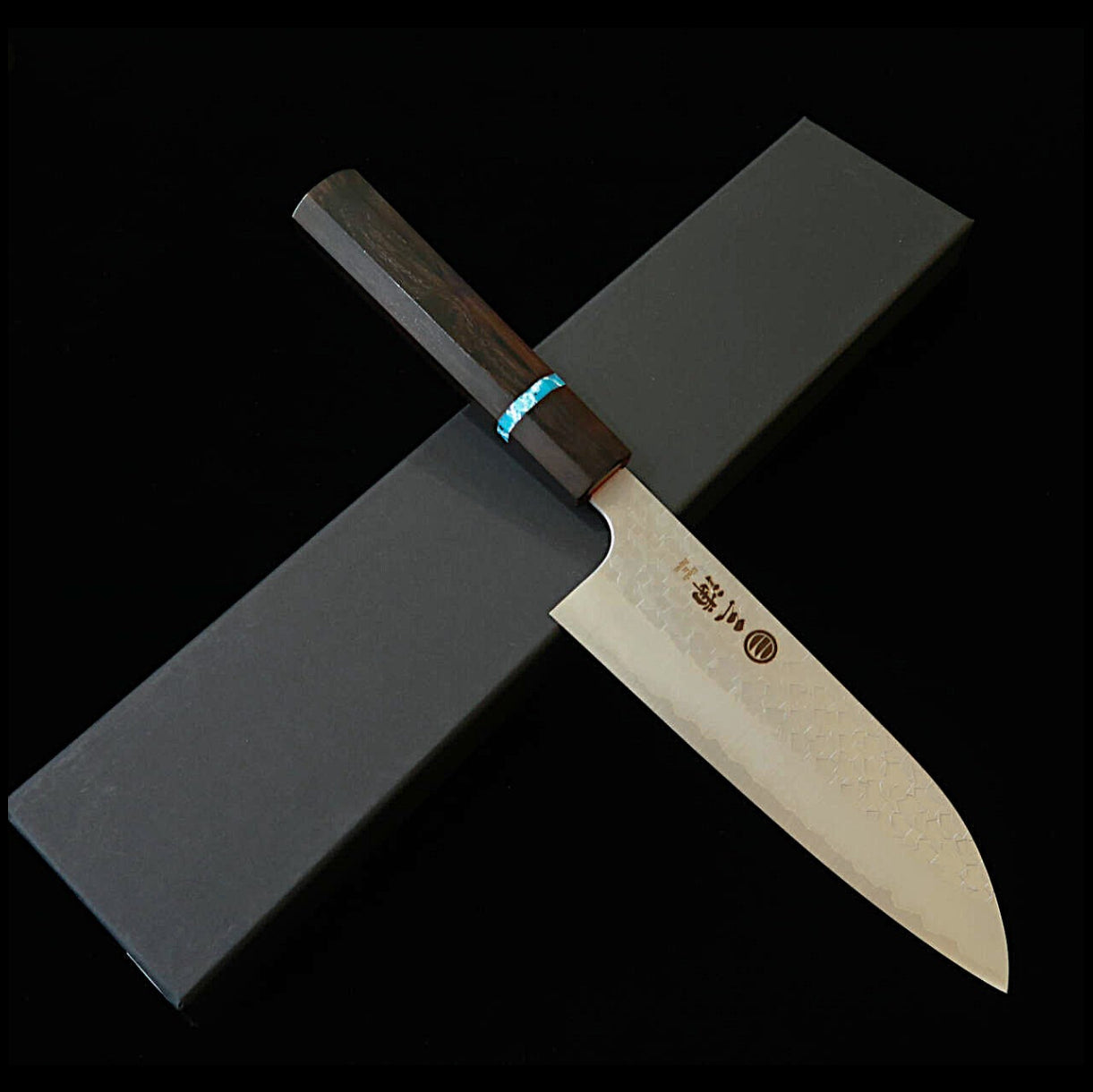 MIURA – Santoku, Acier SG2, Finition martelée (Tsuchime), Manche octogonal en ébène et turquoise (165 mm)