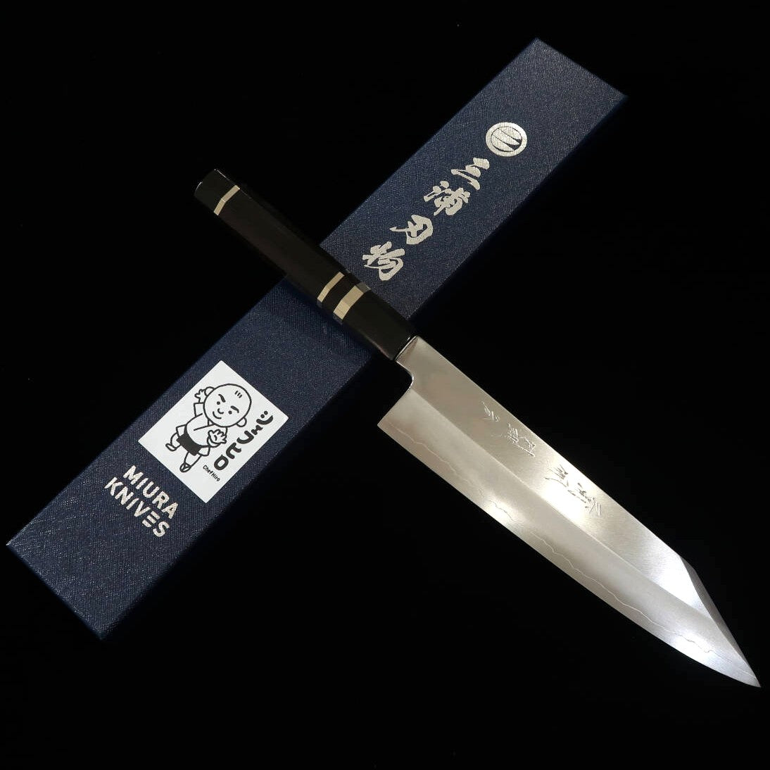 【Chef Hiro × Miura】Miura Kai, édition spéciale « Hiro », couteau Gyuto kiritsuke à large lame, acier Silver #3, finition brume, manche octogonal en ébène, collet en corne de buffle noire cerclé d’argent, 8 sun (240 mm)