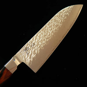 Couteau Santoku Suzukaze, Acier Poudre Damas Martelé, Manche en Bois Lamellé Compressé (180 mm)