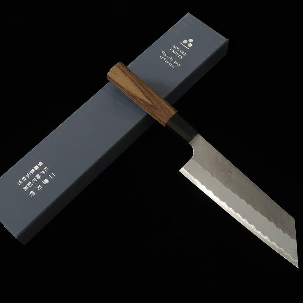 Forge Nigara Hamono NIGARA Nakiri Kiritsuke Aogami Super, finition kuro-uchi, manche octogonal en teck (170 mm)