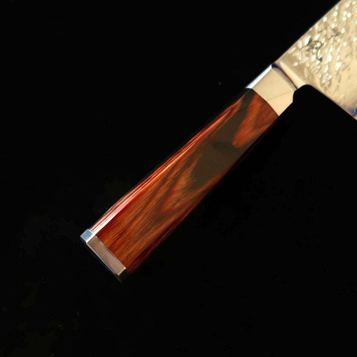 Couteau Santoku Suzukaze, Acier Poudre Damas Martelé, Manche en Bois Lamellé Compressé (180 mm)