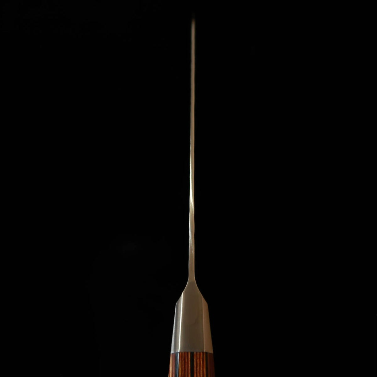 Couteau Gyuto Suzukaze, Acier Poudre HAP40/SRS13 Damas Martelé, Manche en Bois Lamellé Compressé (210 mm)