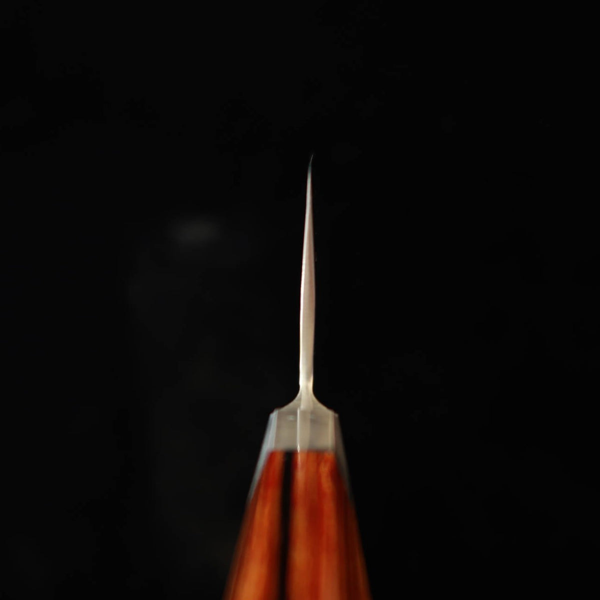 Couteau Gyuto Suzukaze, Acier Poudre HAP40/SRS13 Damas Martelé, Manche en Bois Lamellé Compressé (210 mm)