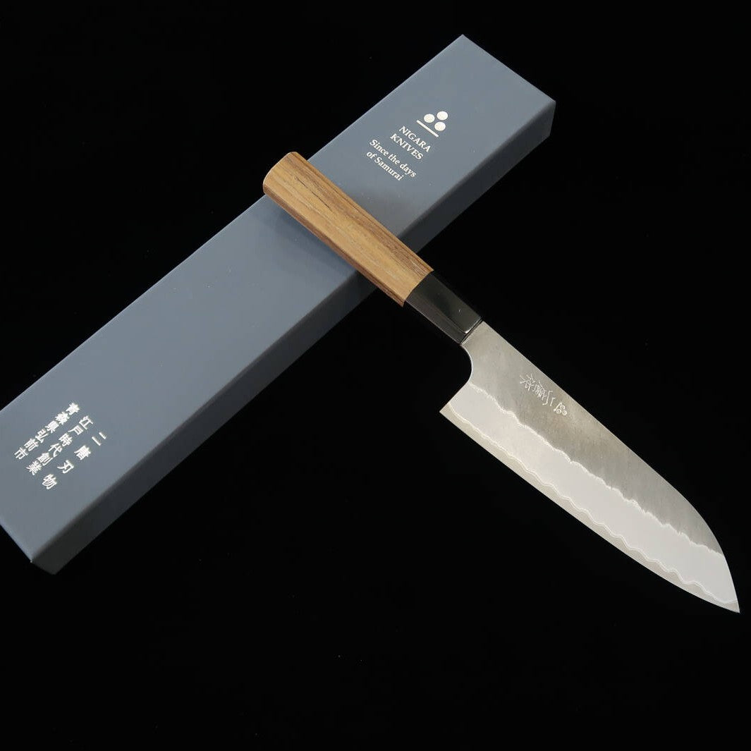 Nigara Aogami Super Finition noire martelée Santoku Manche octogonal en teck (180 mm)
