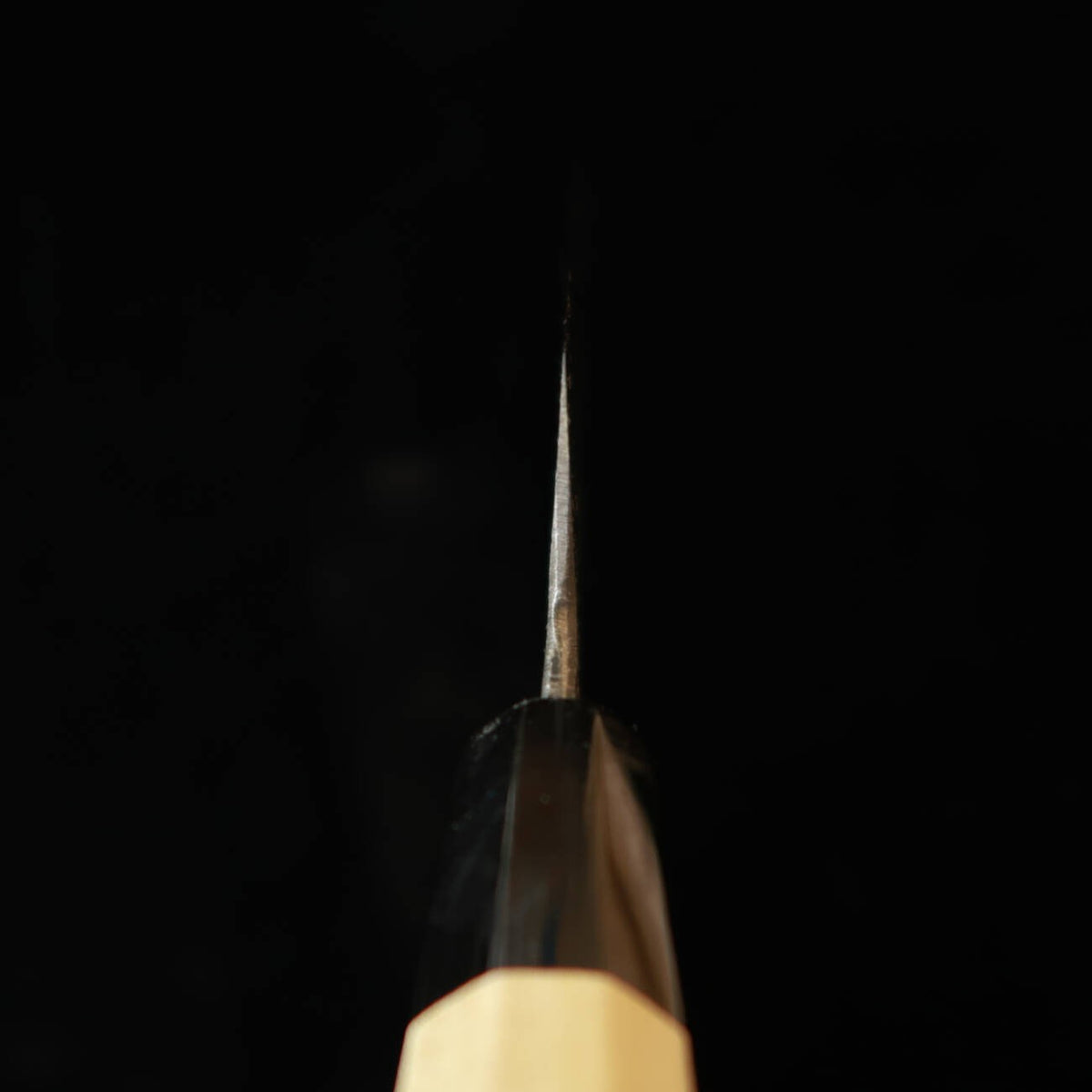 SAKAIKIKUMORI Sakai Kikumori Kikuzuki Kuro, santoku, acero Shirogami nº 2, mango octogonal de magnolia (180 mm)