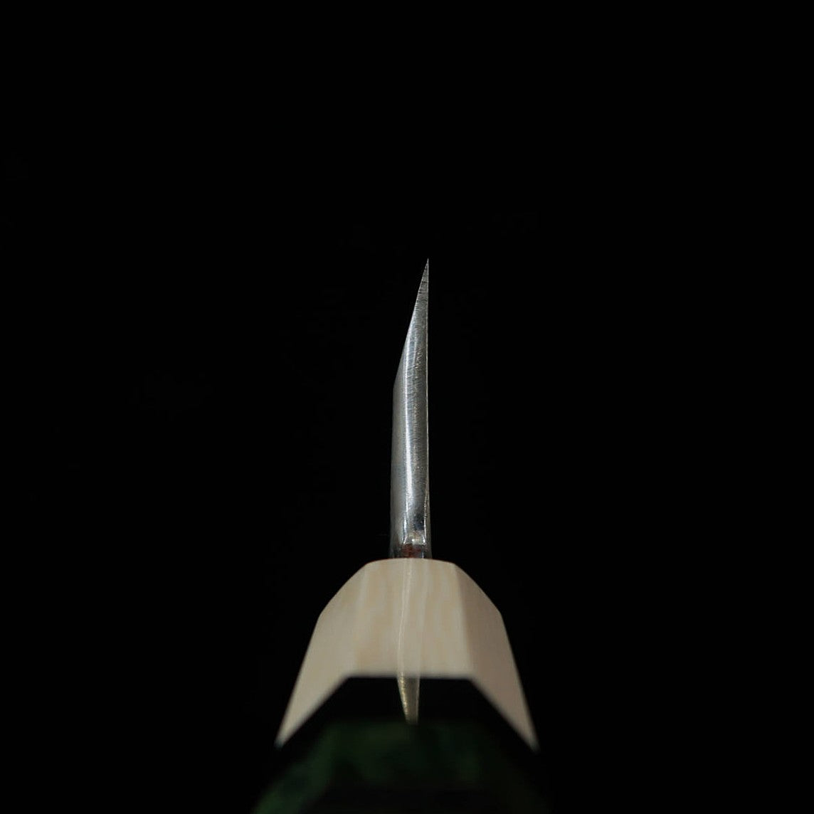 MIURA Itadaki Deba Tanaka Yoshikazu Acero Shirogami nº 2 acabado negro Mango de madera estabilizada con virola de plata (165 mm)