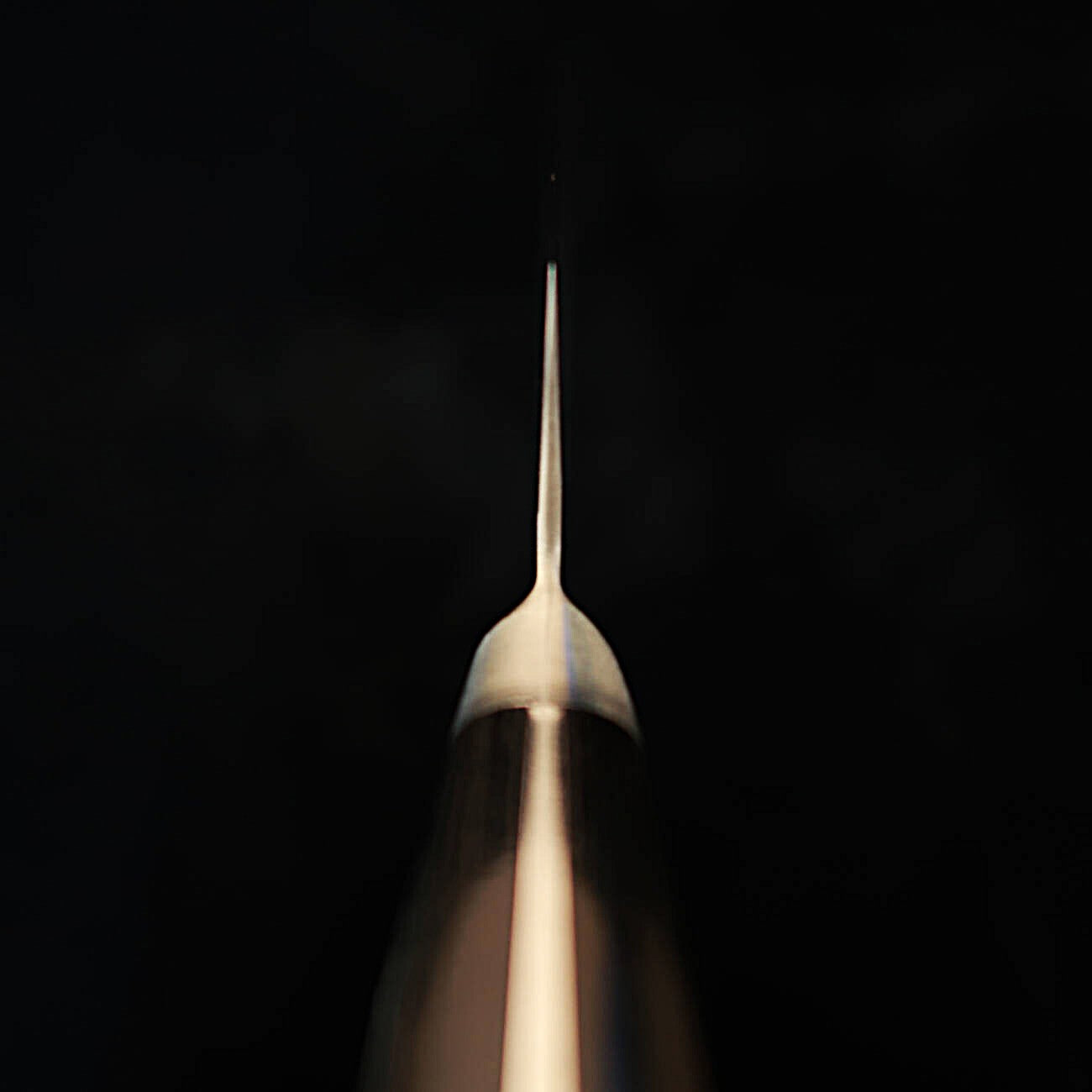 石鎚ISHIDUCHI 切付牛刀 青紙スーパー 鎚目 黒合板柄（210mm）