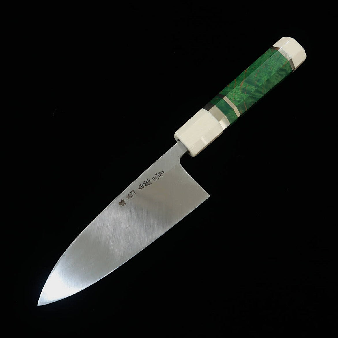 MIURA Itadaki Deba Tanaka Yoshikazu Acero Shirogami nº 2 acabado negro Mango de madera estabilizada con virola de plata (150 mm)