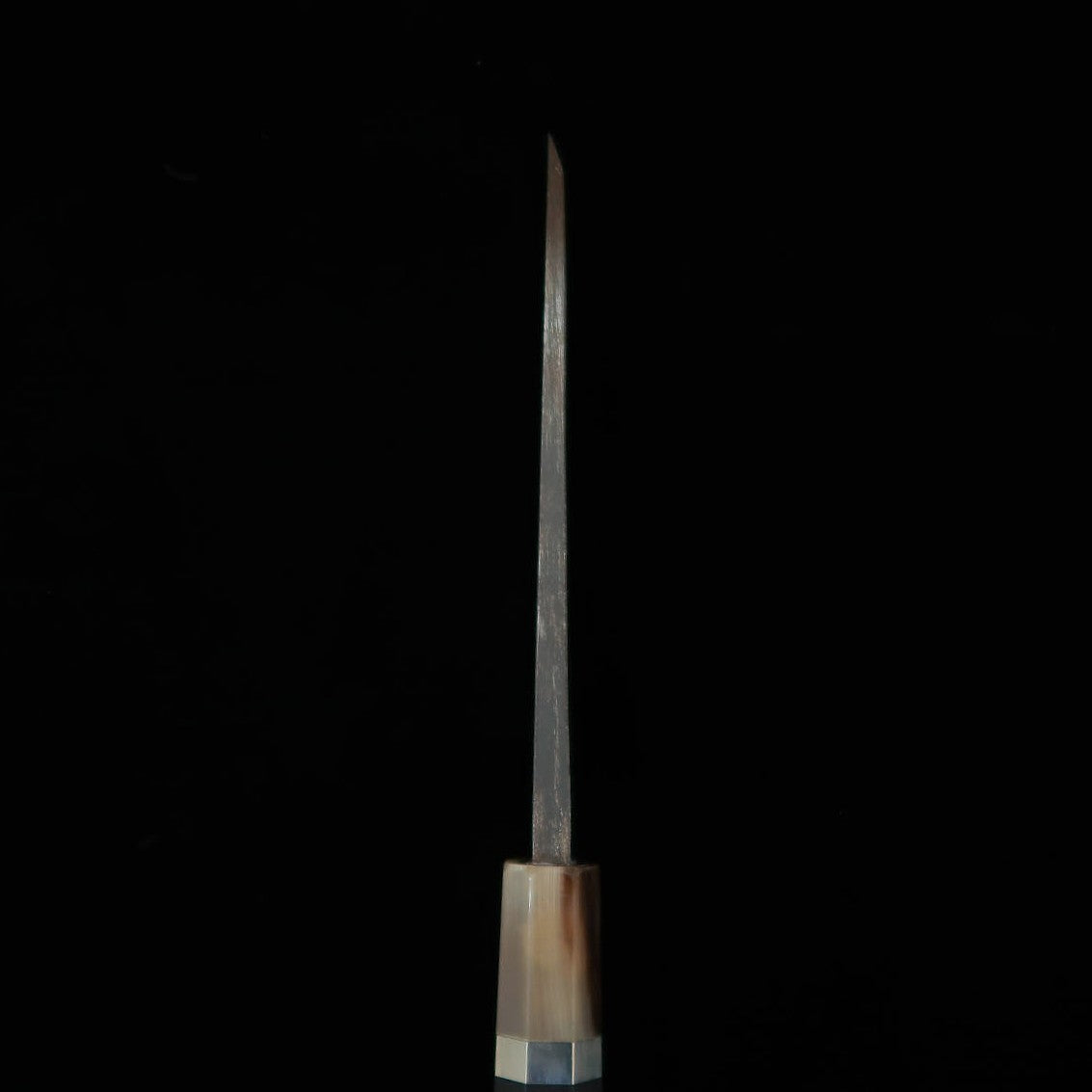 MIURA Itadaki Deba, acier Shirogami n°2, finition kuro-uchi, manche en ébène cerclé argent (150 mm)