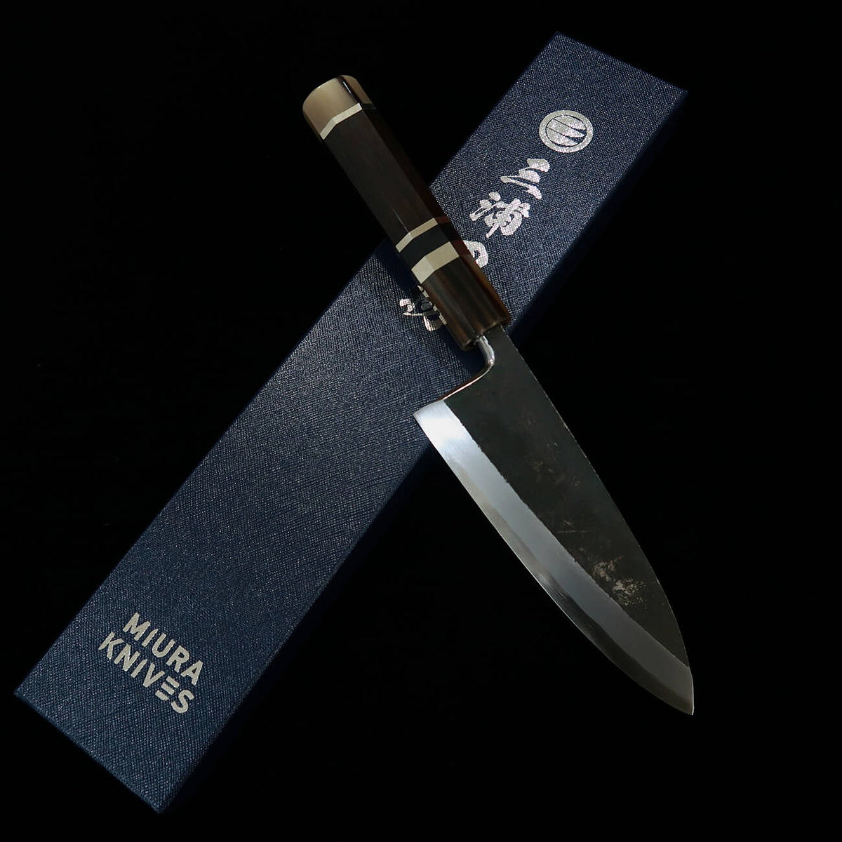 MIURA Itadaki Deba, acier Shirogami n°2, finition kuro-uchi, manche en ébène cerclé argent (150 mm)