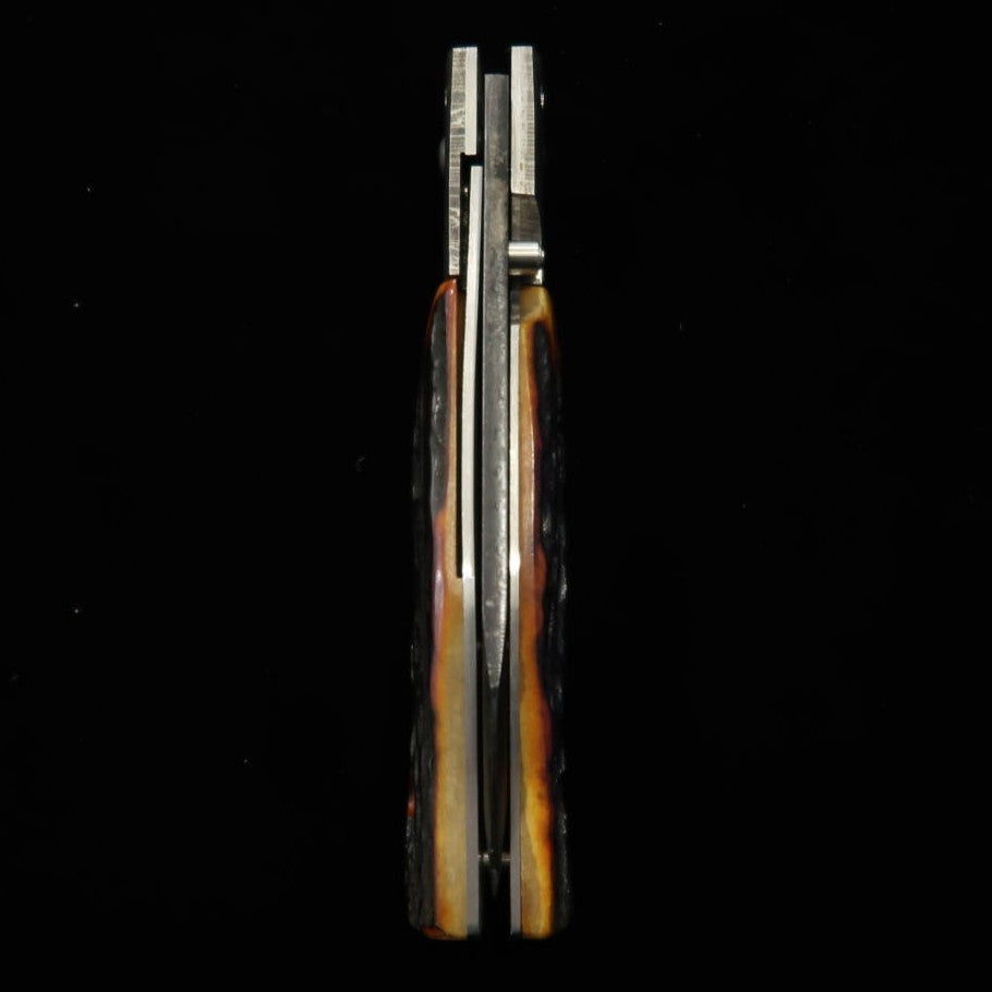 Couteau Takeda, fabriqué à la main à Bitchū par Inagaki, liner lock folder B, manche en cerf teint d’Inde, bolster spécial, acier Hitachi Aogami Super.