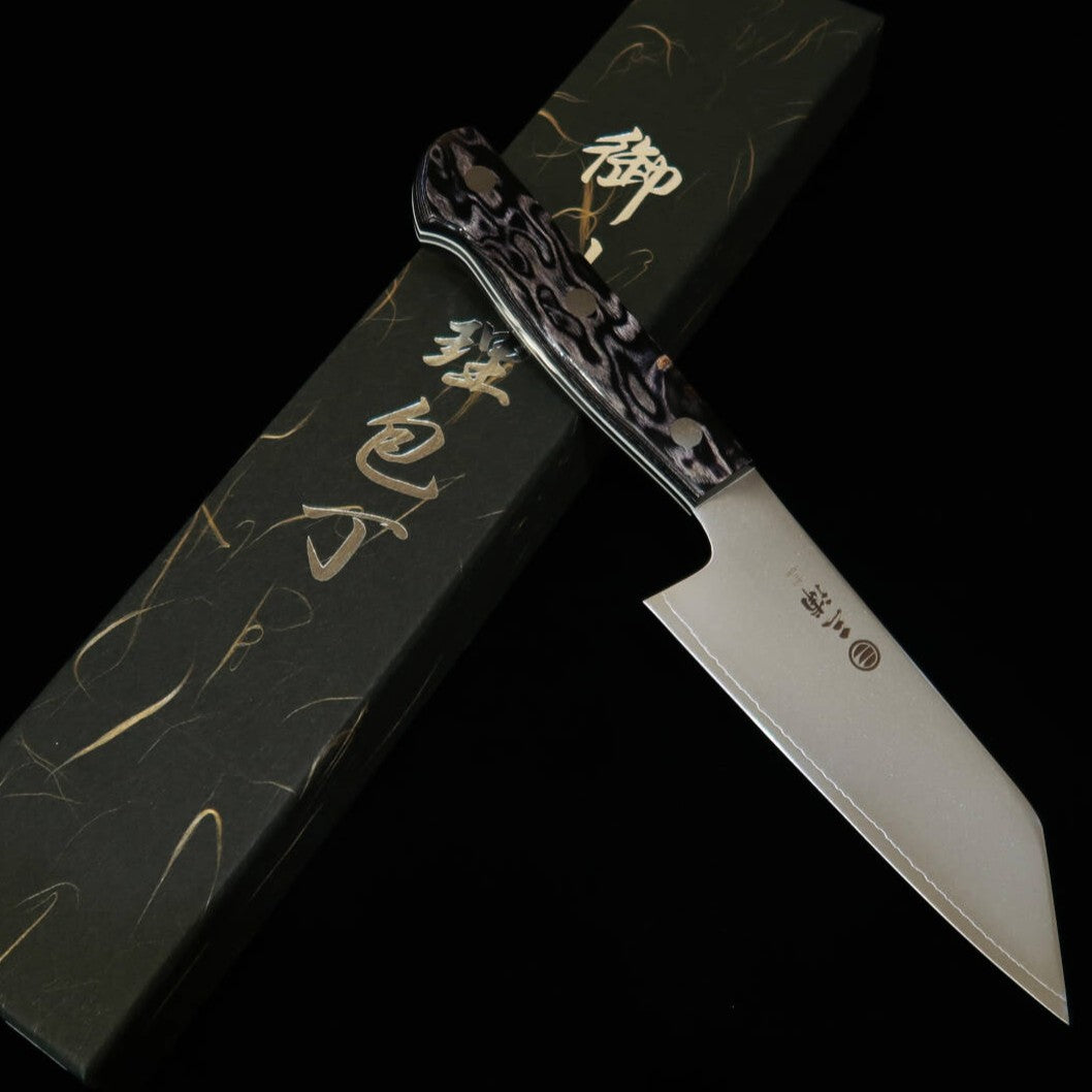 Couteau Kiritsuke Santoku Miura (135 mm) – Acier SLD, manche en bois composite noir avec liseré de couleur