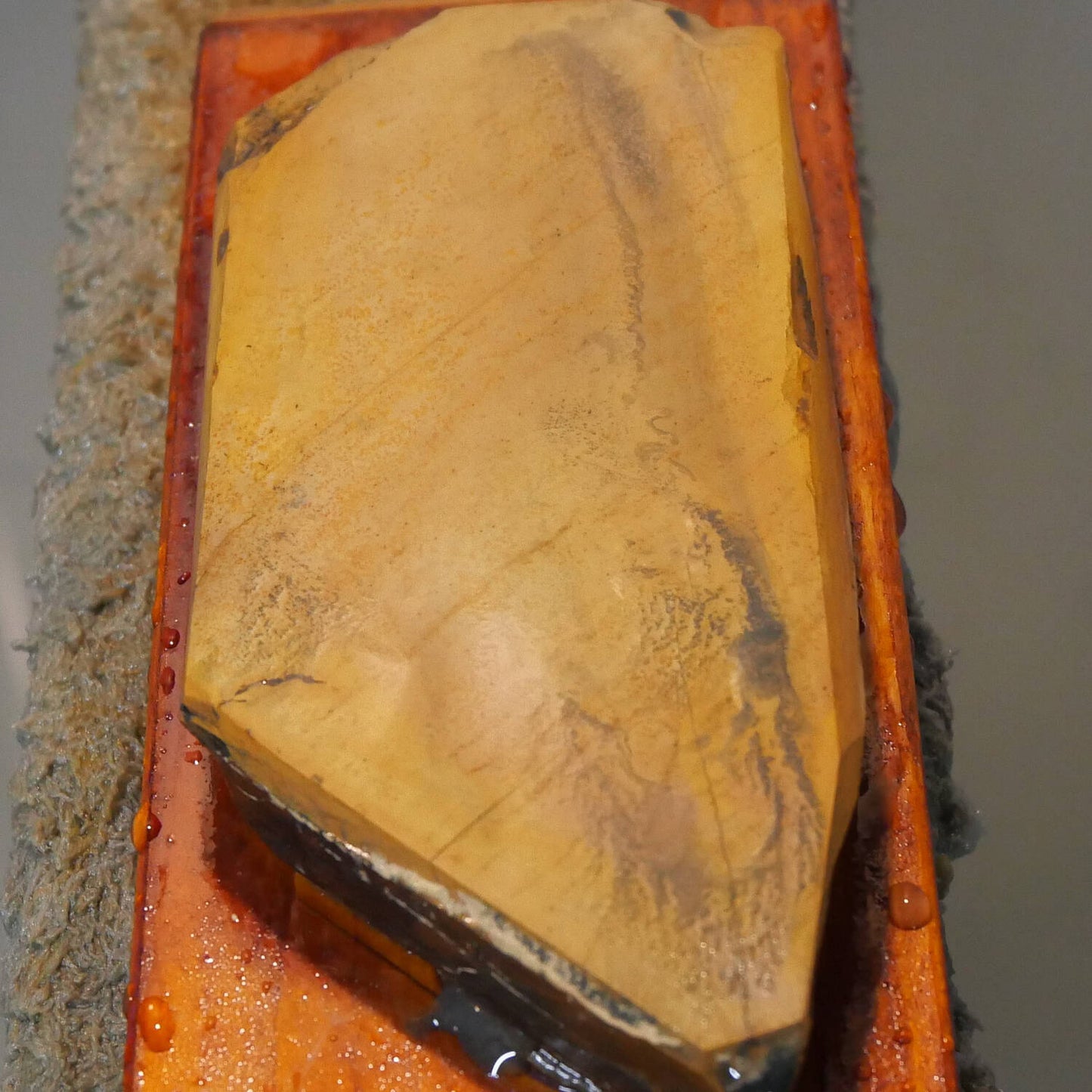 Pierre à aiguiser naturelle Okudono Subaita avec socle 60×143×15 mm