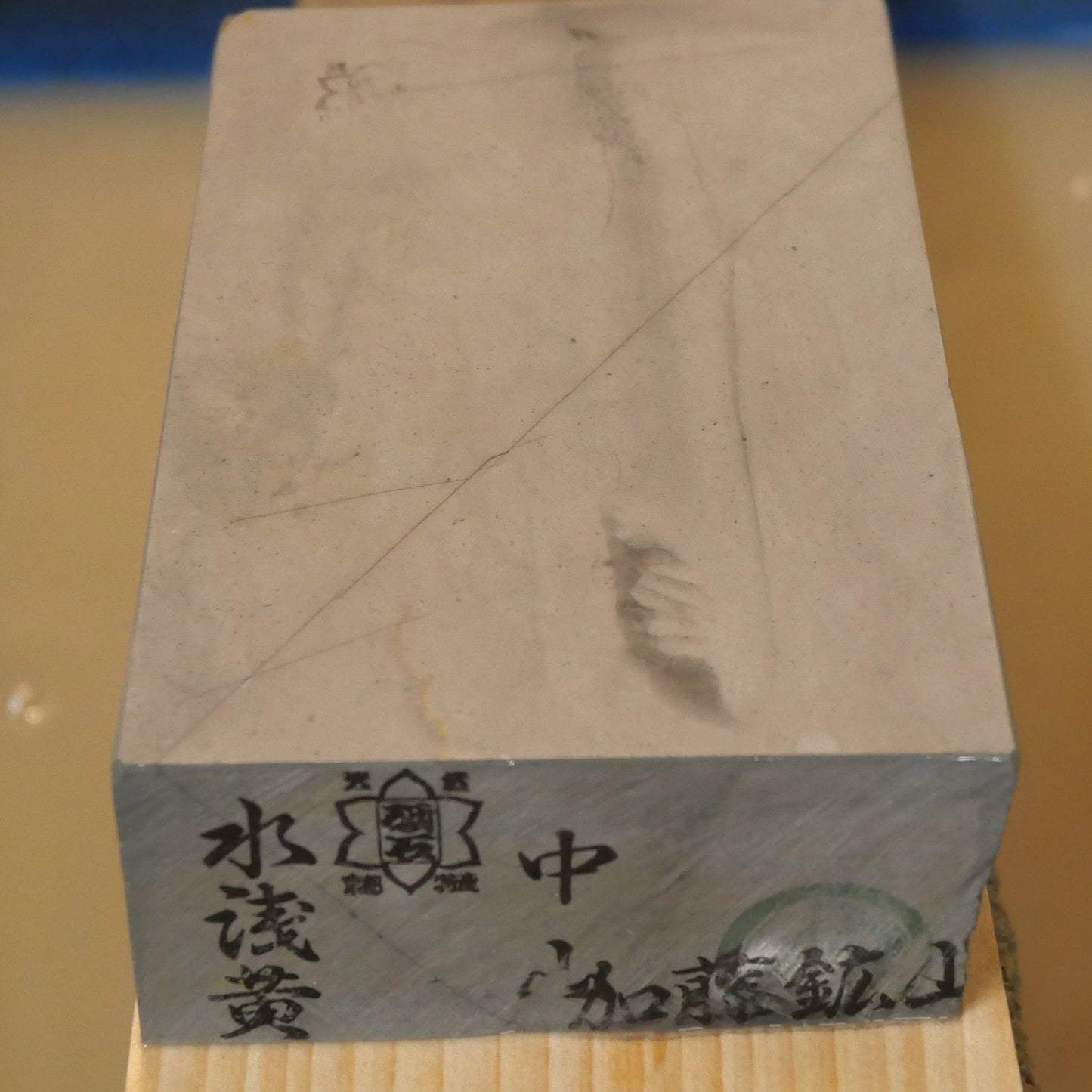 Pedra de amolar natural Nakayama Asagi tipo couro com base (78×132×33mm)