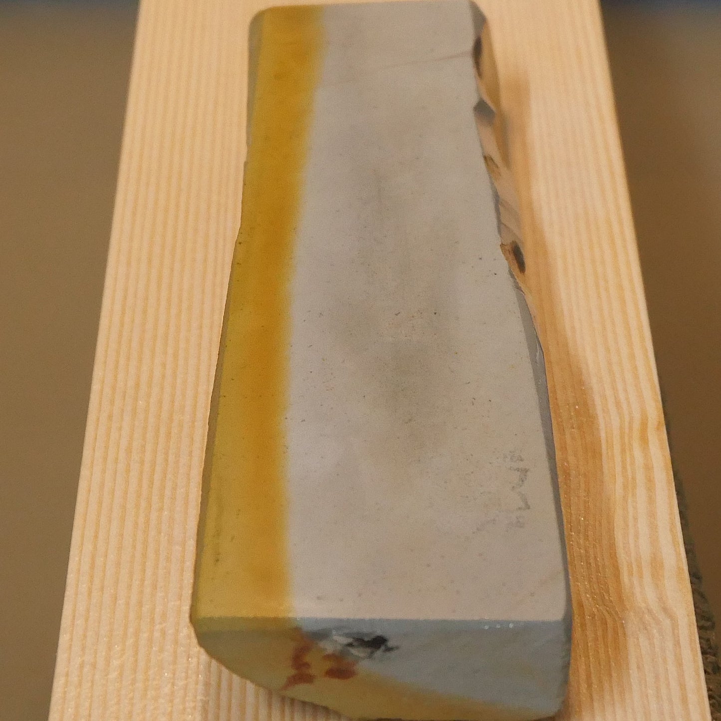 Pedra de amolar natural Nakayama Asagi, tipo couro, com base (44×140×20mm)