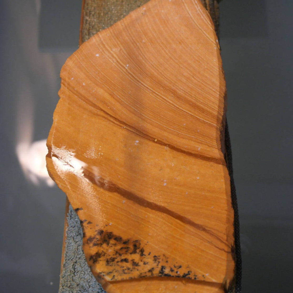 Miotsukushihime pedra de amolar natural Iyo Meito M28, veios vermelhos, 87×186×29 mm
